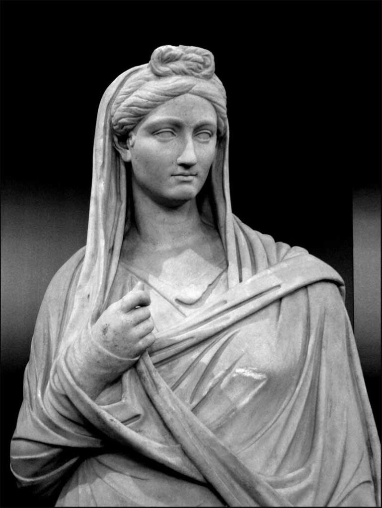 Estatua feminina usando palla romana